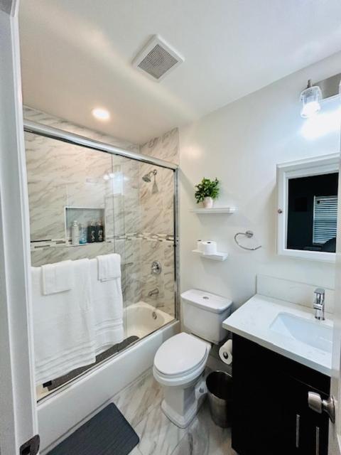 Gated Contemporary 3 Bedroom - 2 Bathroom In South Parking Сasa de vacaciones