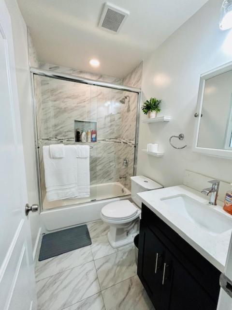 Gated Contemporary 3 Bedroom - 2 Bathroom In South Parking Los Ángeles