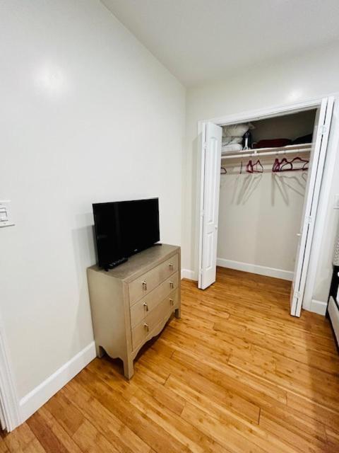 Gated Contemporary 3 Bedroom - 2 Bathroom In South Parking * Los Ángeles