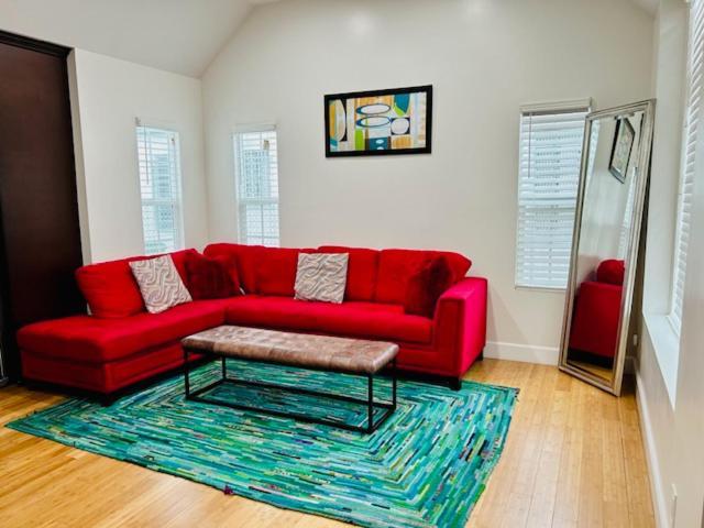 Gated Contemporary 3 Bedroom - 2 Bathroom In South Parking Vakantiehuis *