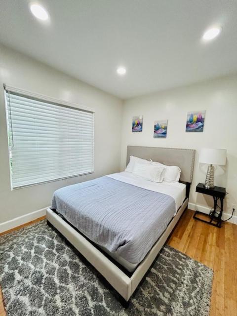 Vakantiehuis Gated Contemporary 3 Bedroom - 2 Bathroom In South Parking Los Angeles