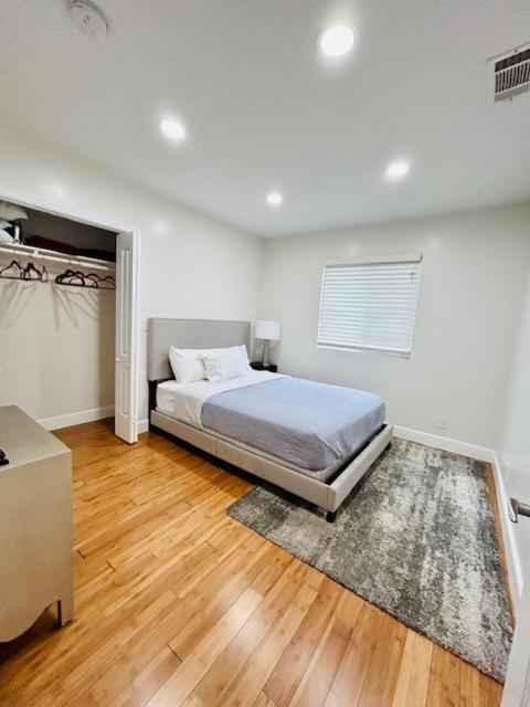 Casa de férias Gated Contemporary 3 Bedroom - 2 Bathroom In South Parking Los Angeles